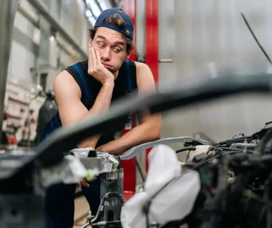 Mechanik si neví rady u motoru