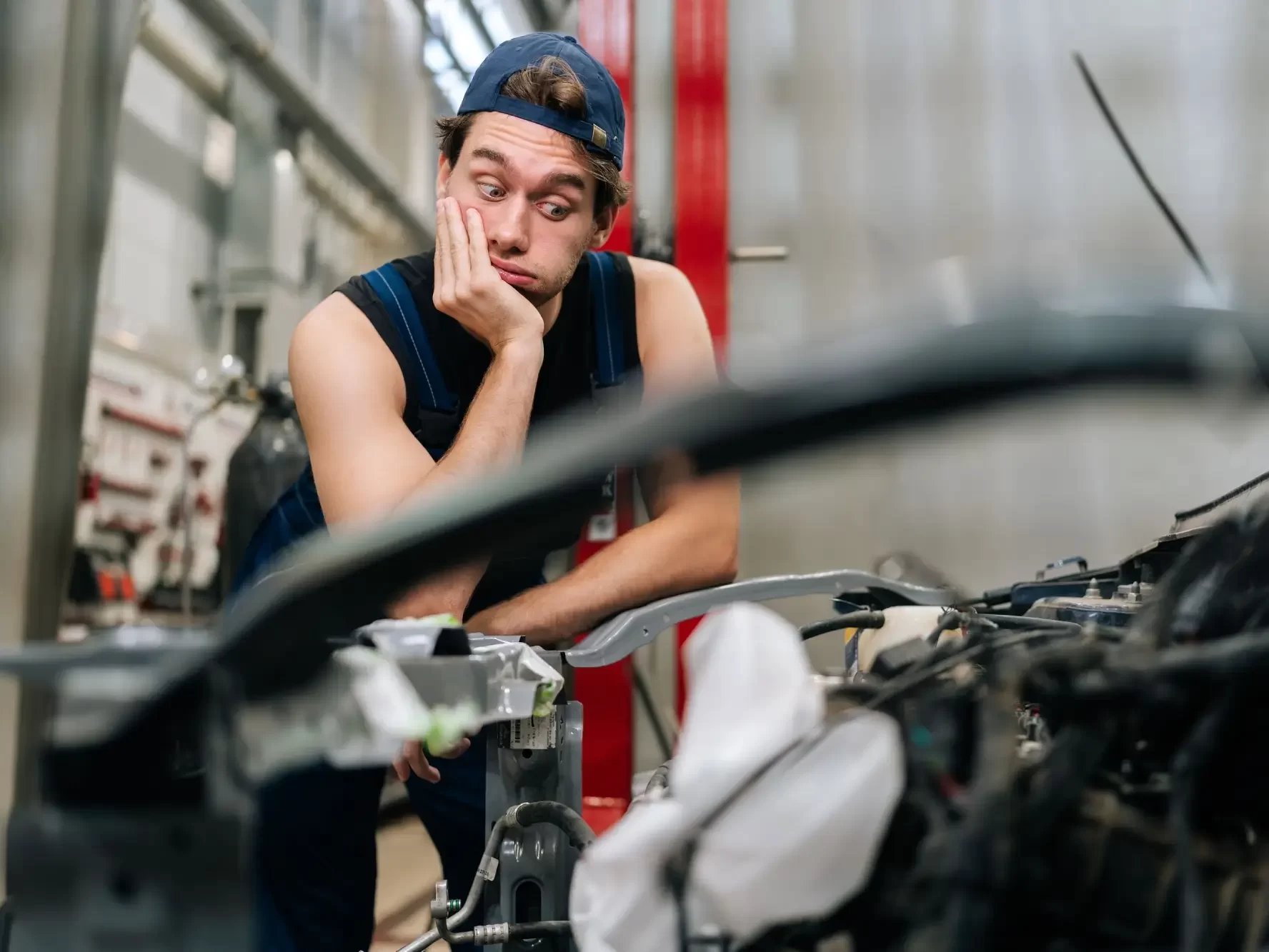 Mechanik si neví rady u motoru