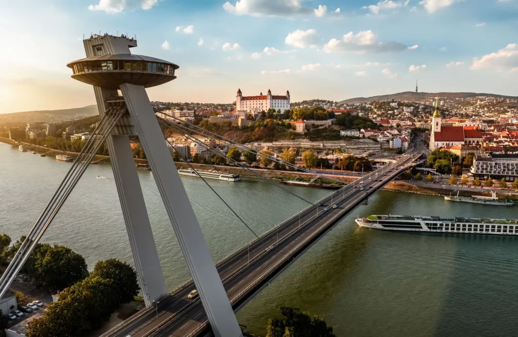 Bratislava je mladým Slovákům často malá a místo toho sní o Praze. - Techsvět Bratislava