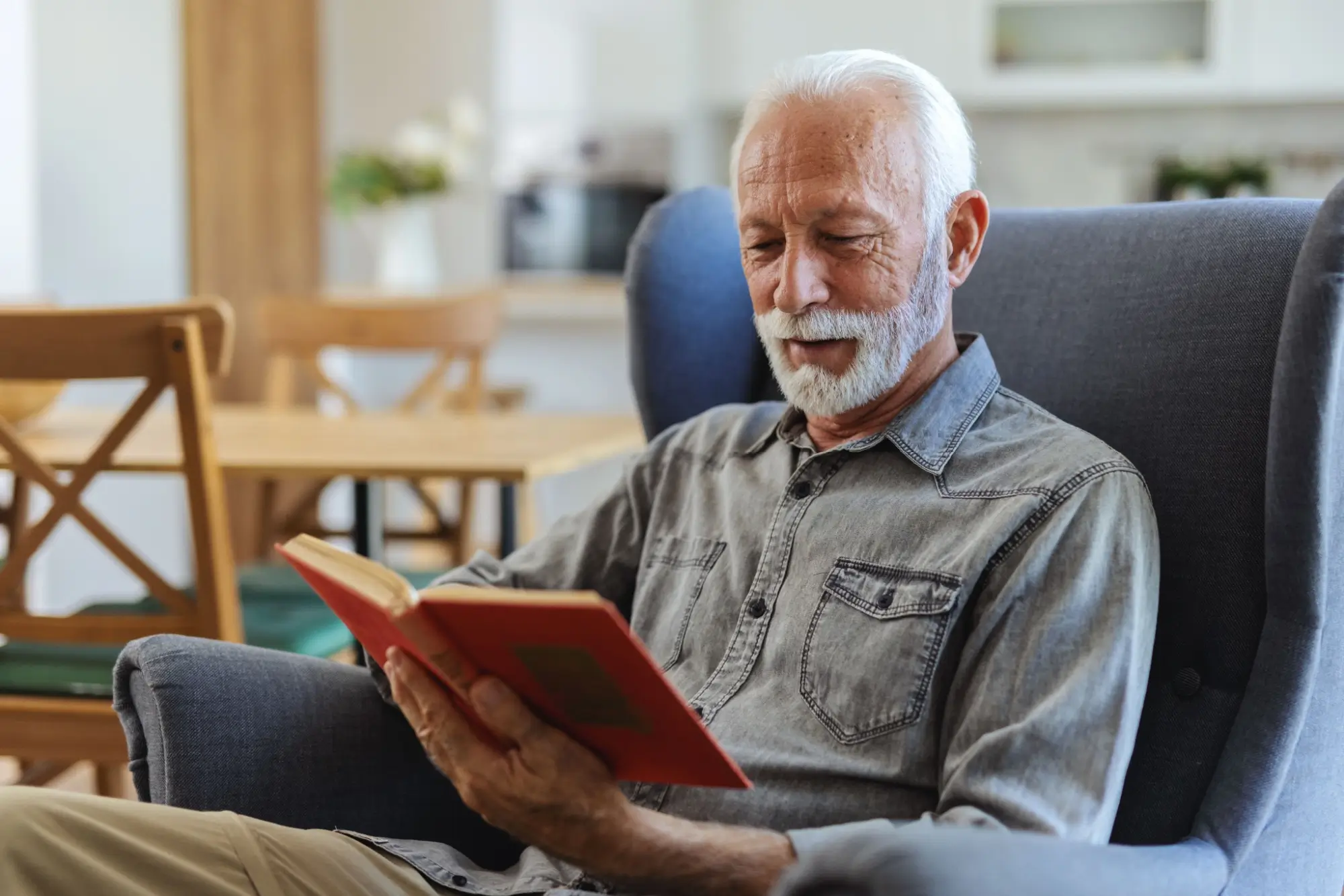 Shutterstock_2517611749 - Techsvět Senior si čte knihu