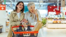 Důchodkyně s mladší ženou v obchodě