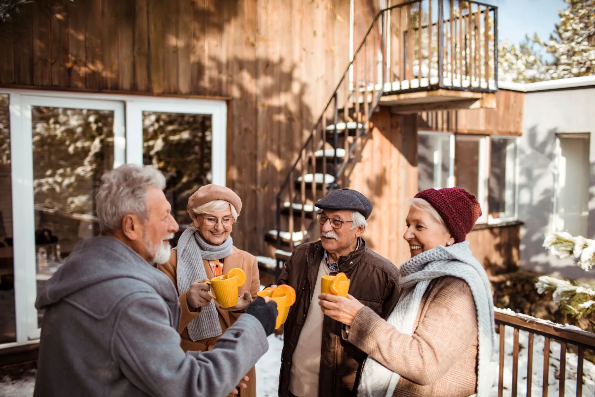 Shutterstock_2532195429 - Techsvět Důchodci přátelé na výletě
