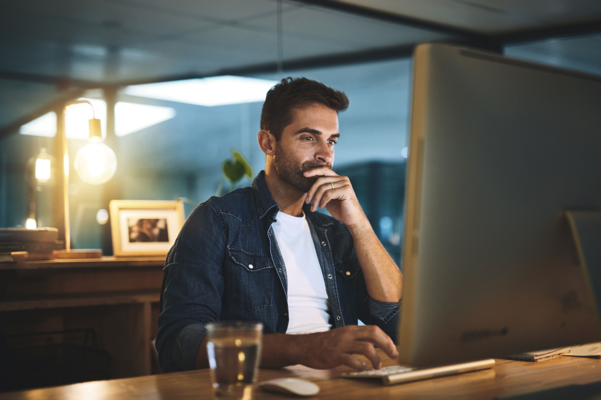 Shutterstock_2534641281 - Techsvět pracující muž