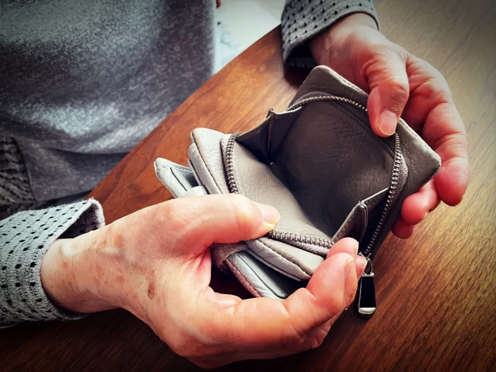 Vyjít s nynější minimálním důchodem je pro mnohé problém, FOTO: Shutterstock - Techsvět žena se dívá do prázdné peněženky