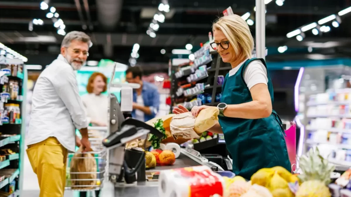 Muž nakupuje v supermarketu