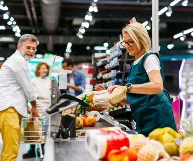 Muž nakupuje v supermarketu
