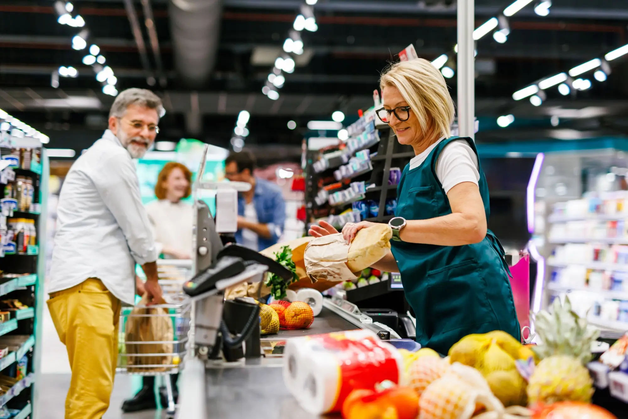 Muž nakupuje v supermarketu