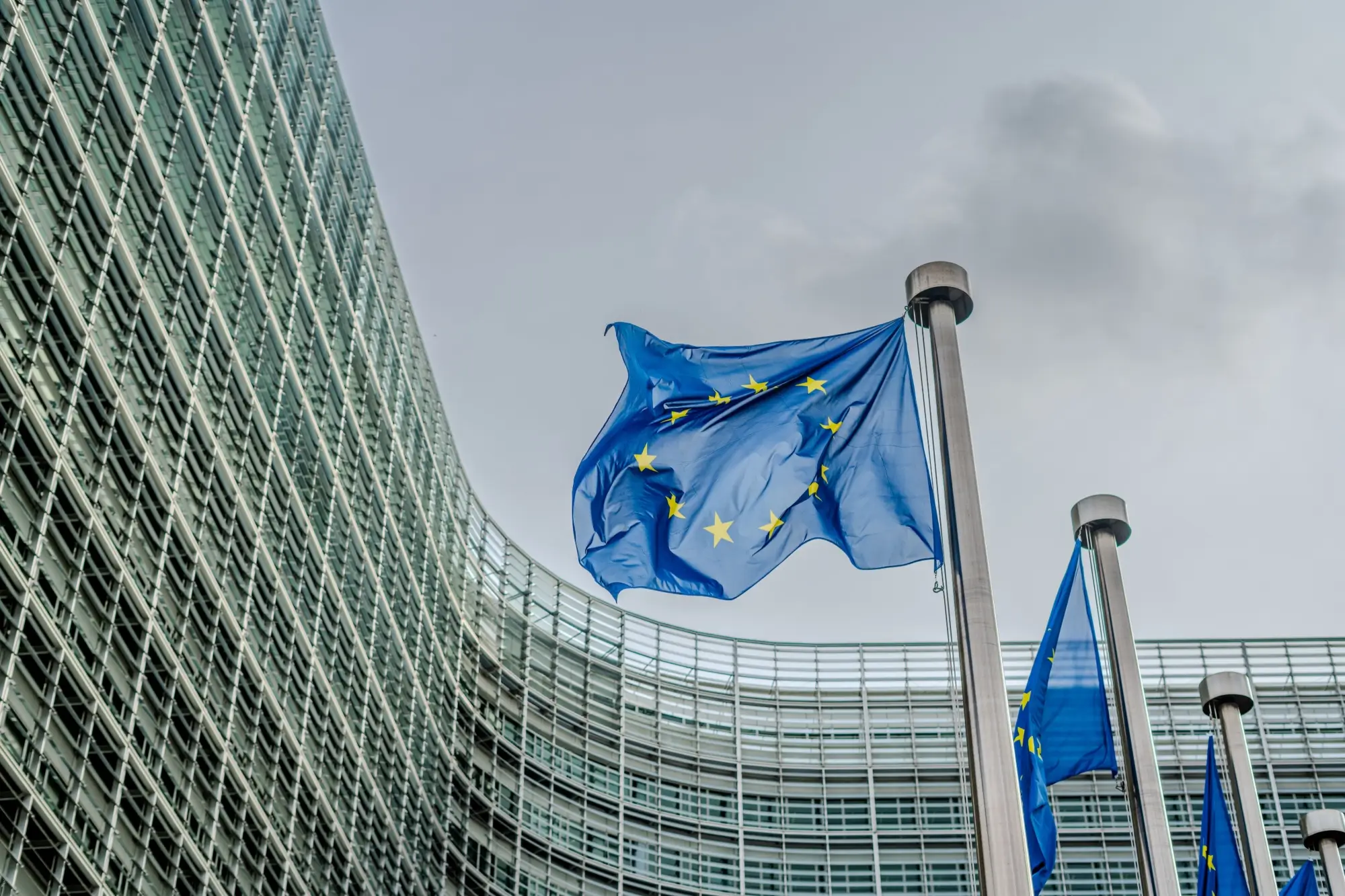 - Techsvět Vlajka EU před budovou EU