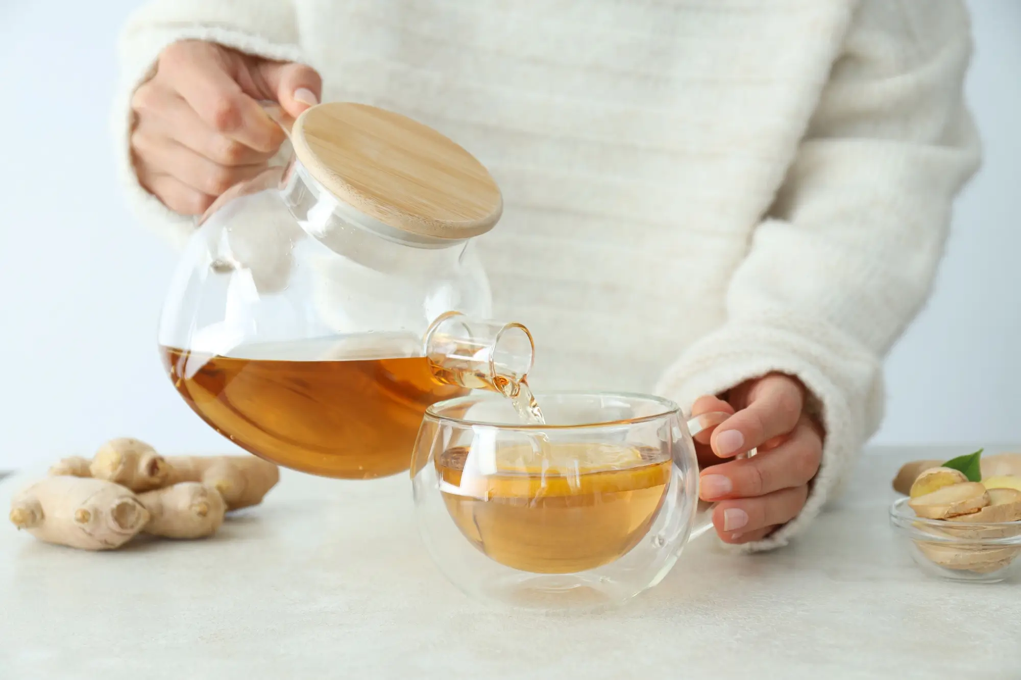 Shutterstock_2550513139 - Techsvět žena si nalévá zázvorový čaj