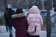 Ženy na ulici v teplém oblečení