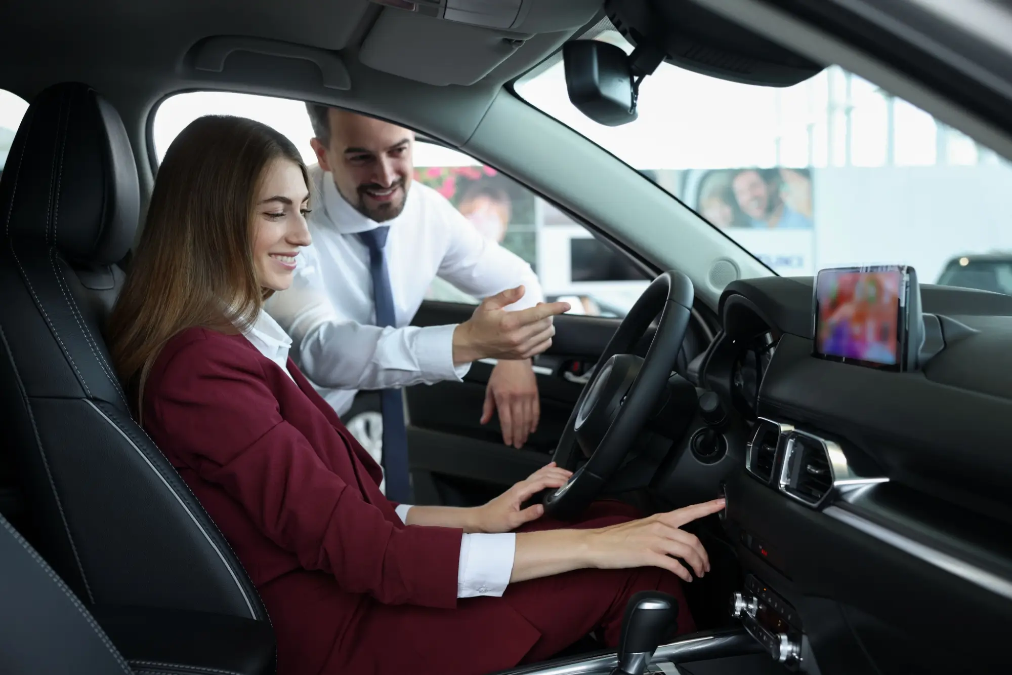 Shutterstock_2559194255 - Techsvět Žena kupuje nové auto