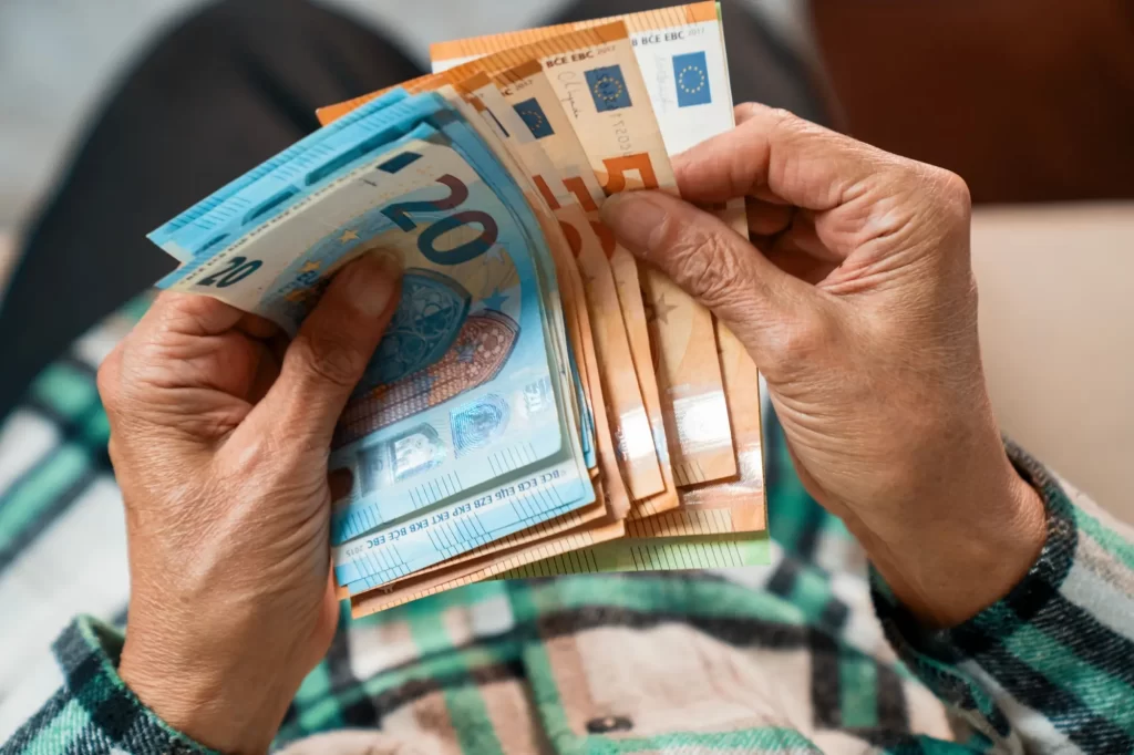 Shutterstock_2564638365 - Techsvět Muž počítá eura