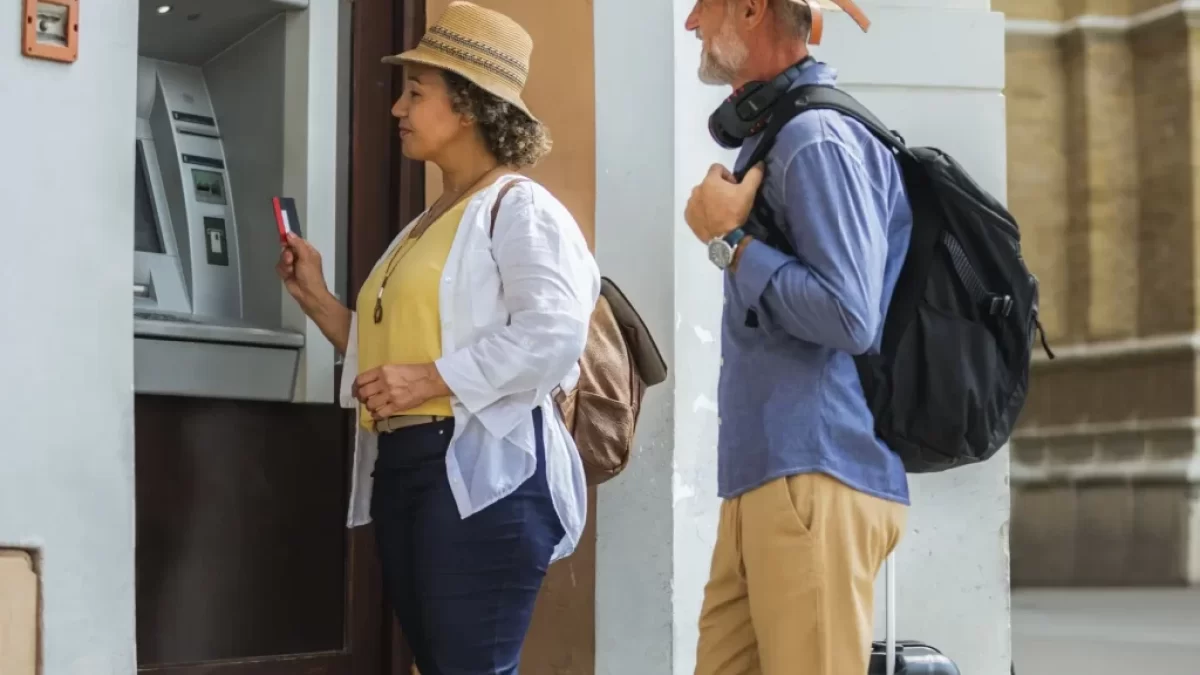Pár u bankomatu na dovolené