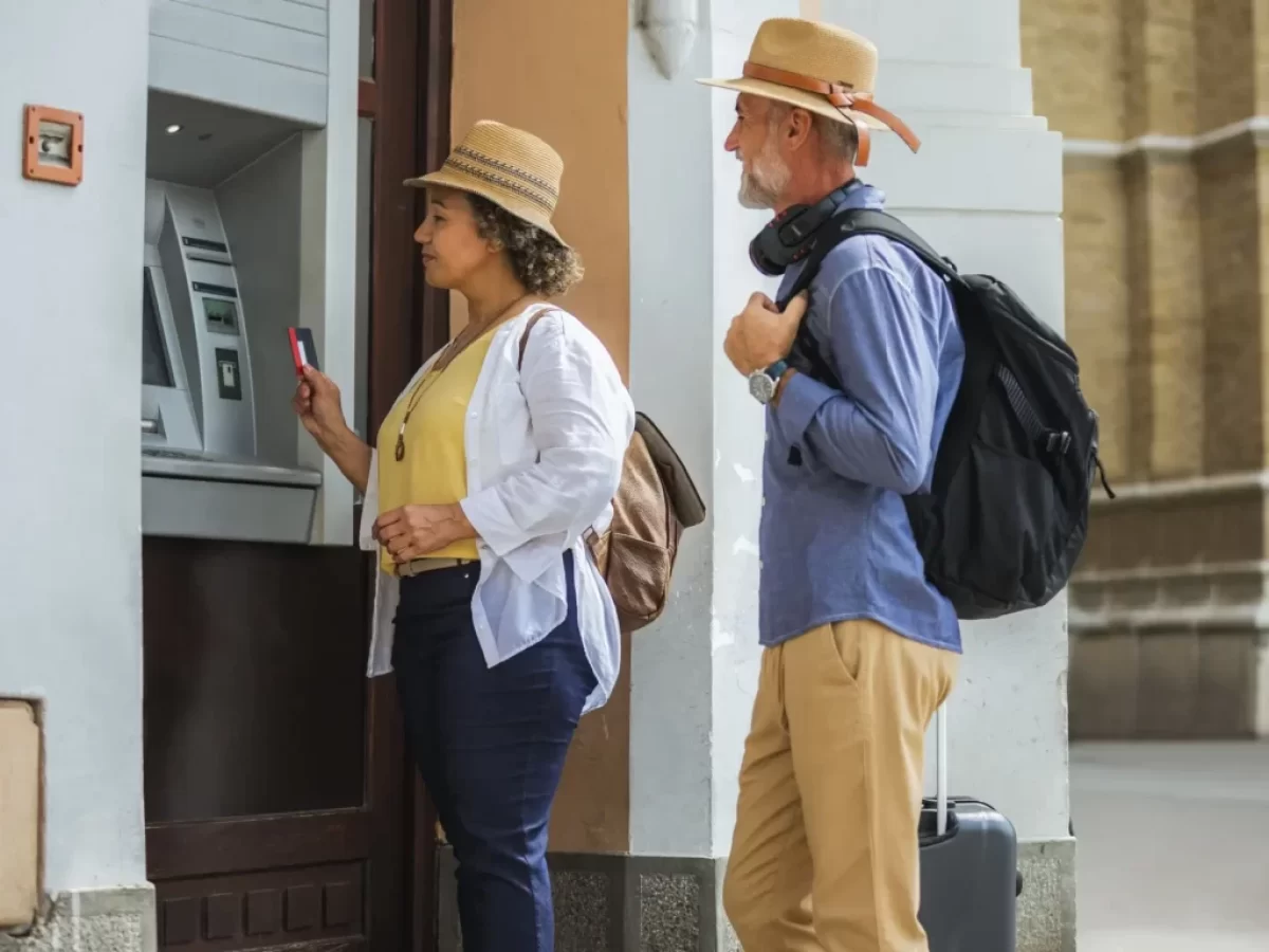 Pár u bankomatu na dovolené