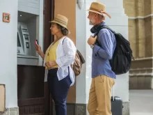 Pár u bankomatu na dovolené