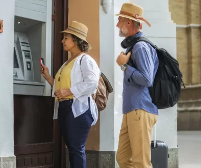 Pár u bankomatu na dovolené