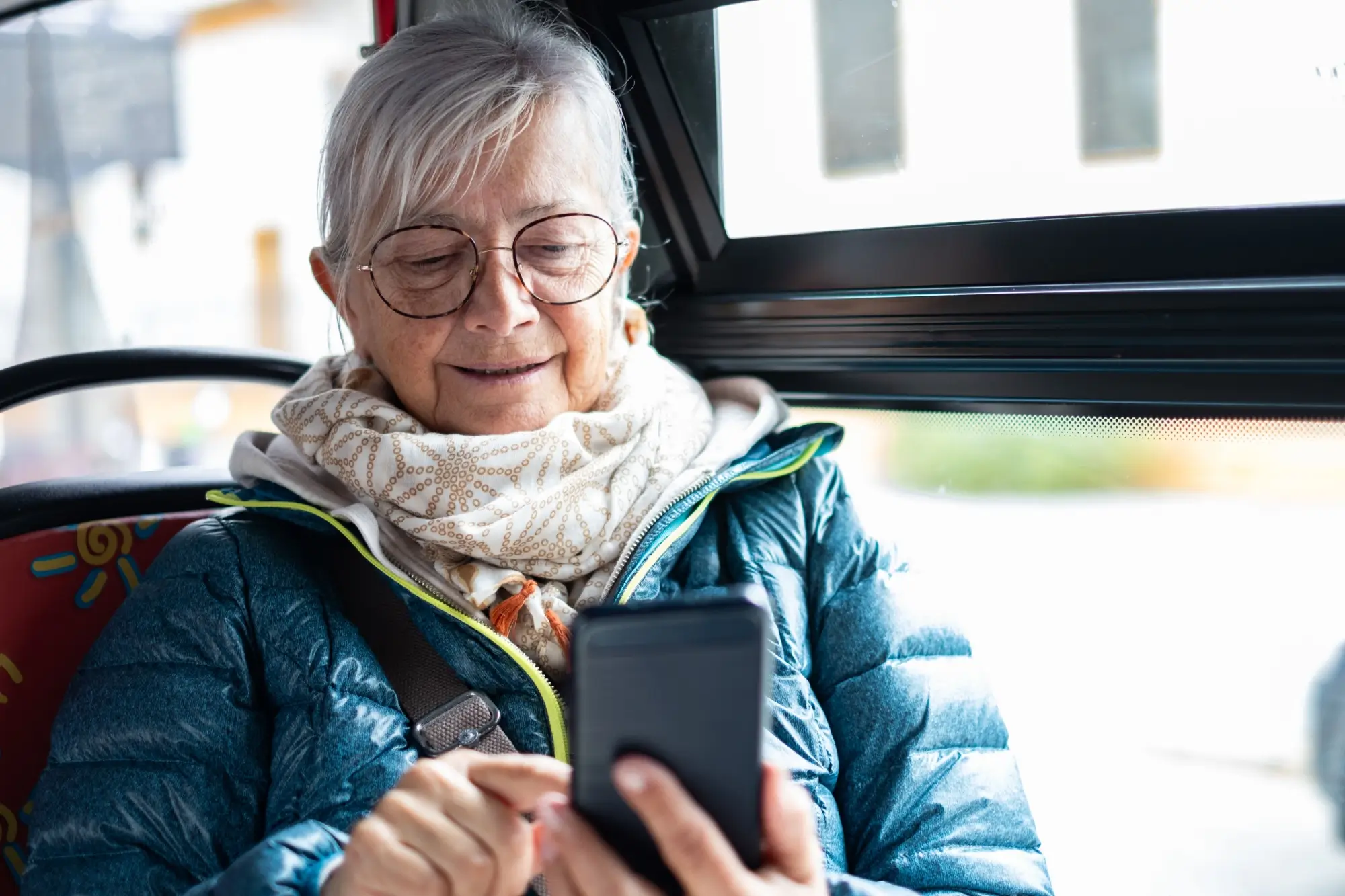 Shutterstock_2602972145 - Techsvět seniorka v autobuse