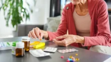 Žena si chystá léky