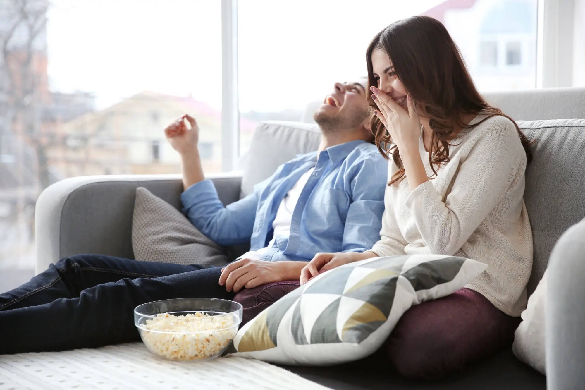 Shutterstock_410648107 - Techsvět žena s muž sledují televizi