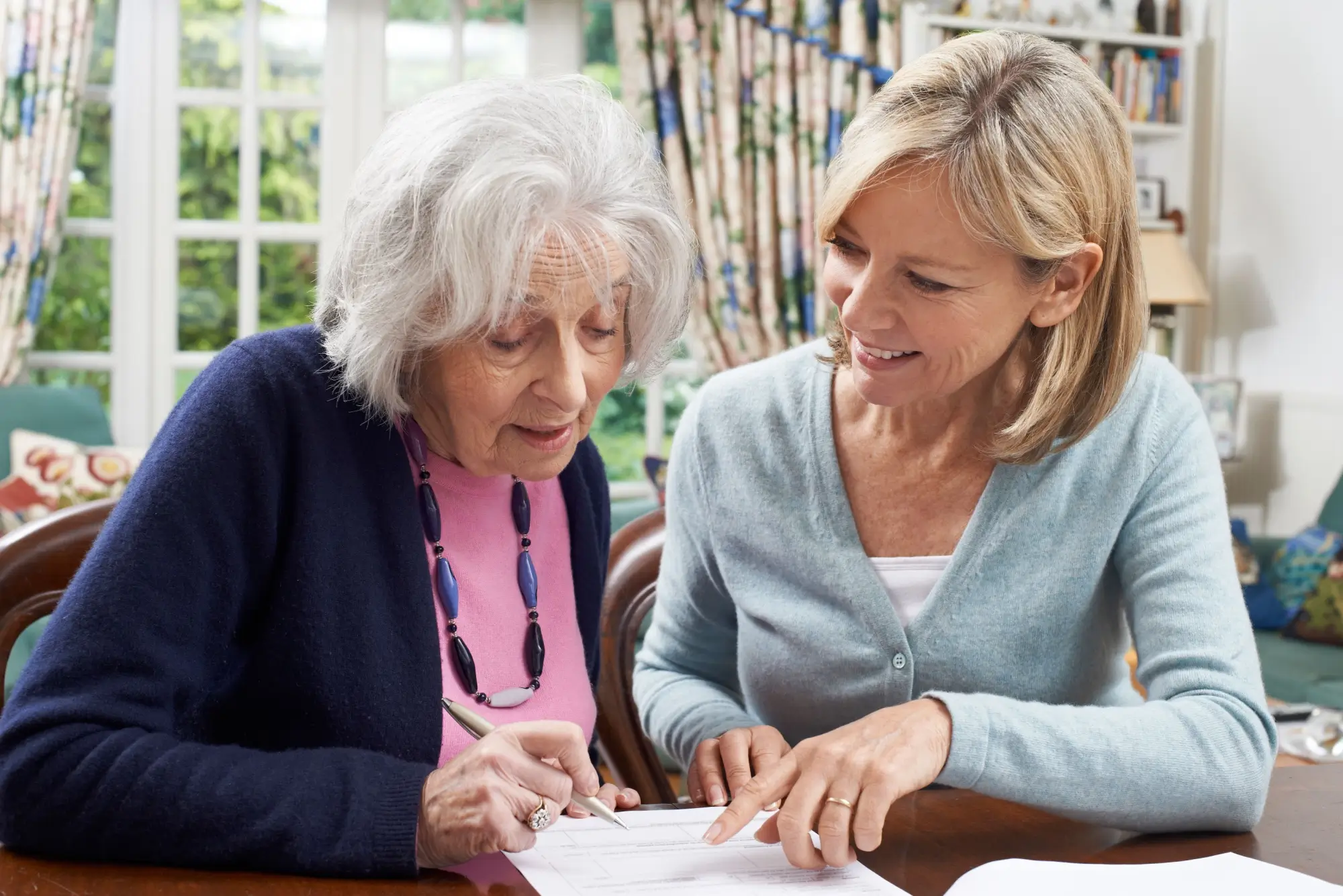 Shutterstock_434950897 - Techsvět žena pomáhá seniorce vyplnit formulář