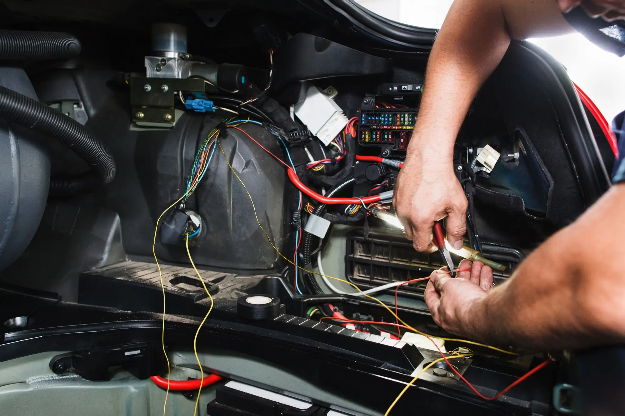 - Techsvět Technik montuje dráty v autě