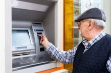 Senior u bankomatu