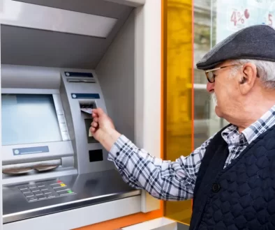 Senior u bankomatu