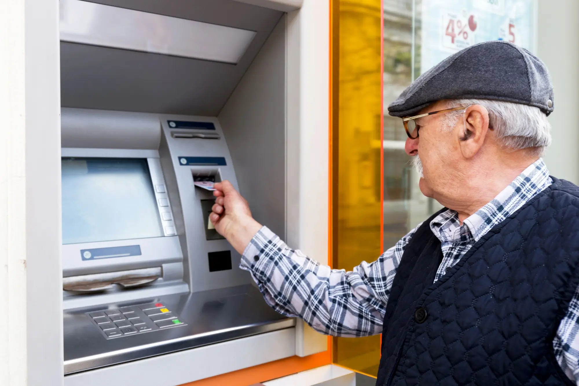 Senior u bankomatu
