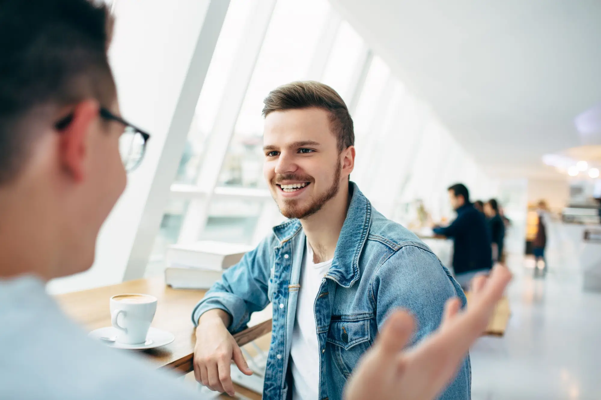 Shutterstock_524728762 - Techsvět muž se baví s kamarádem