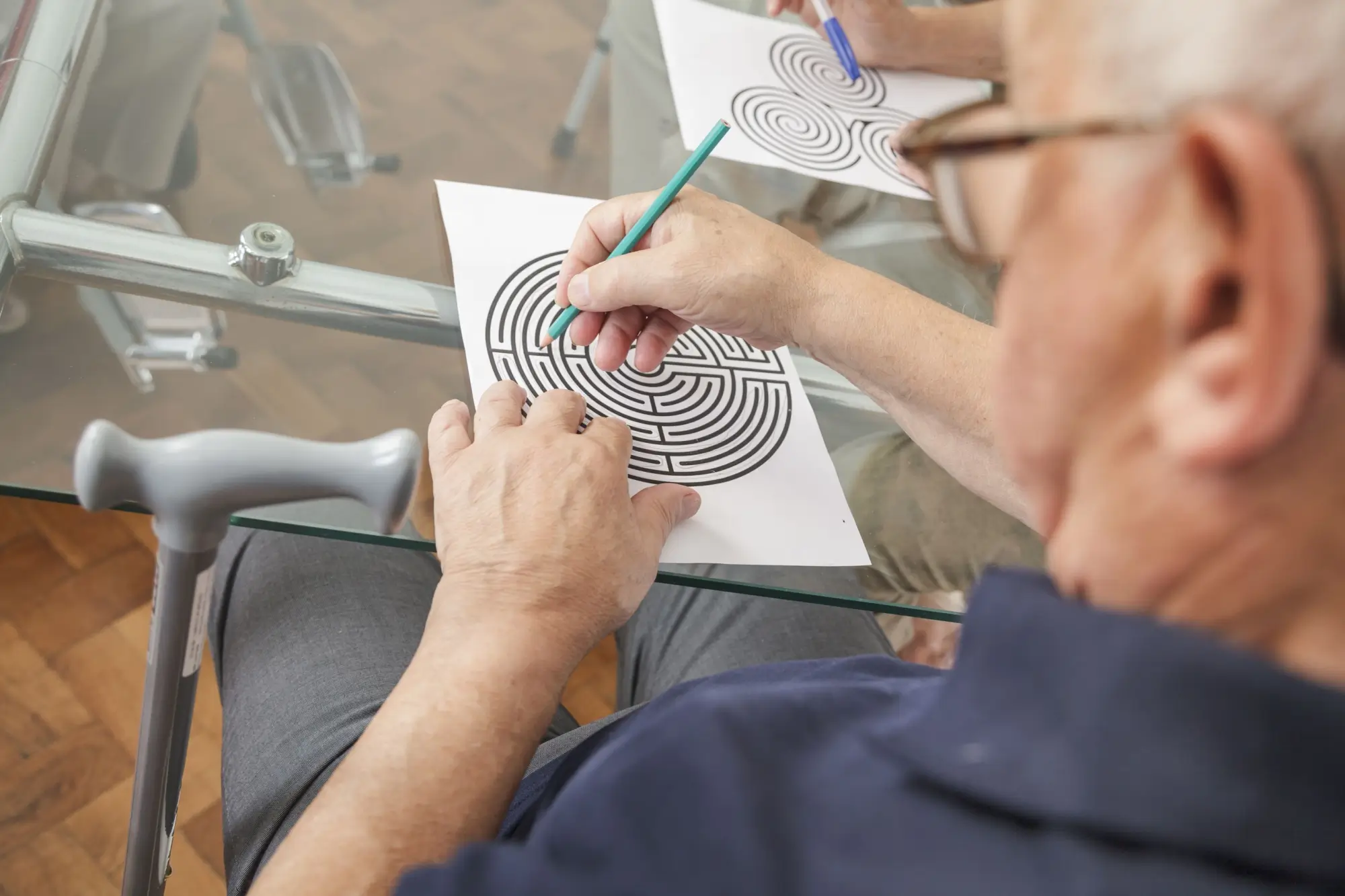 Shutterstock_547269601 - Techsvět Senior vyplňuje test na paměť