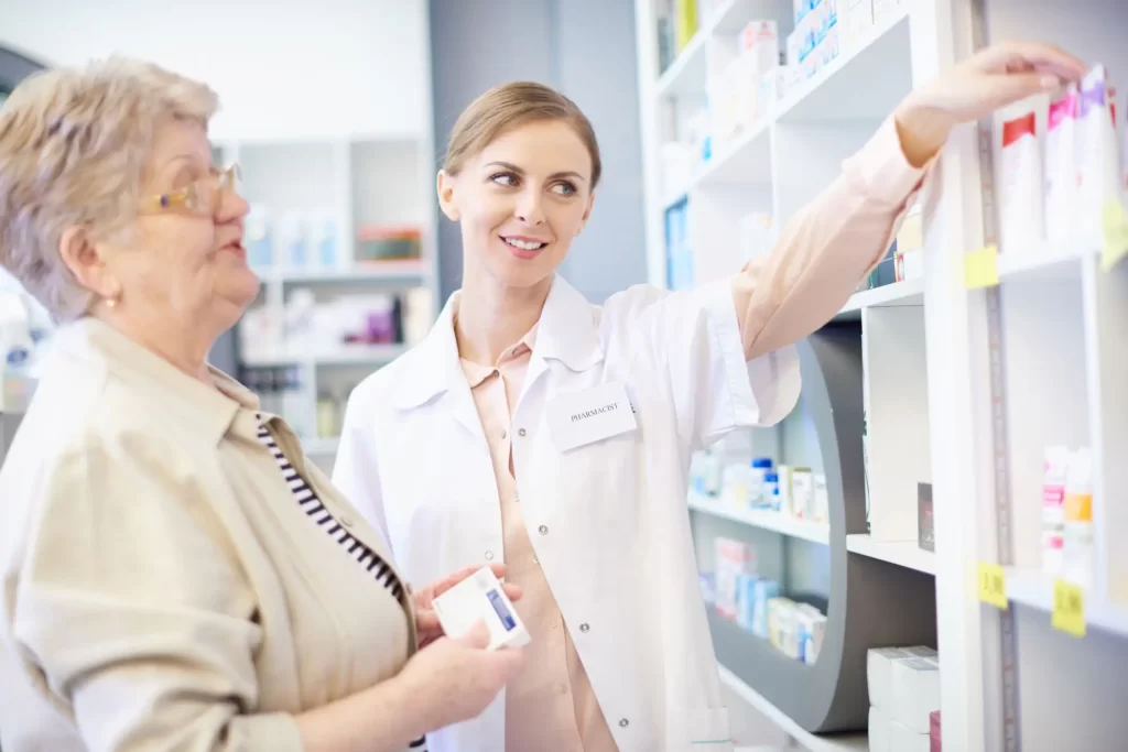 Shutterstock_623126462 - Techsvět Lékárnice radí seniorce