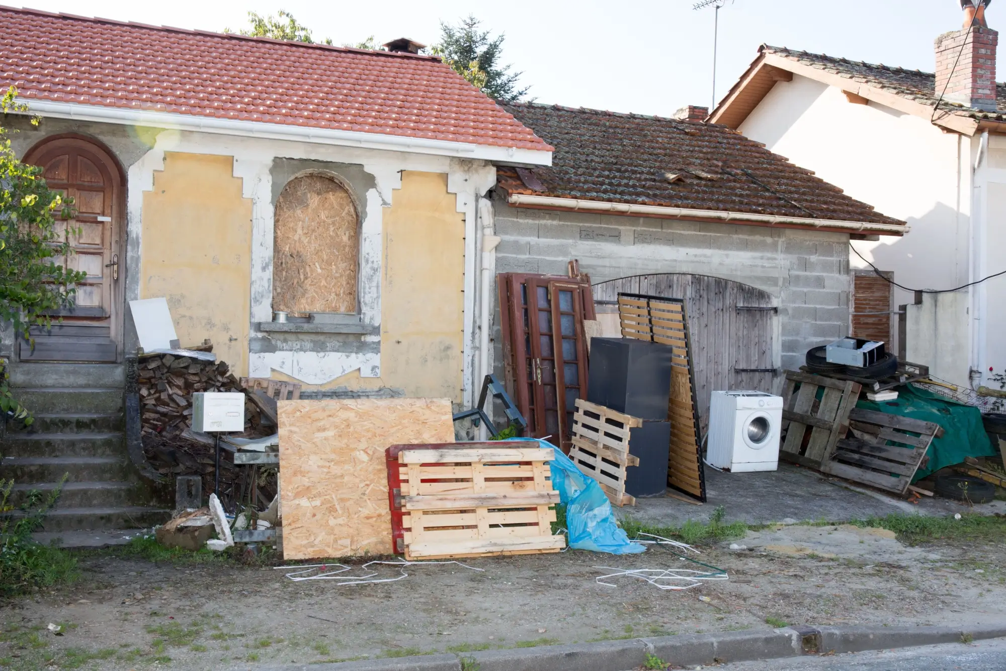 Shutterstock_764196439 - Techsvět Chátrající budova s nepořádkem kolem