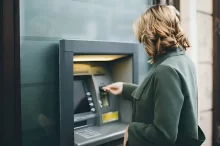 žena u bankomatu