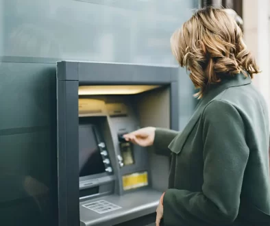 žena u bankomatu