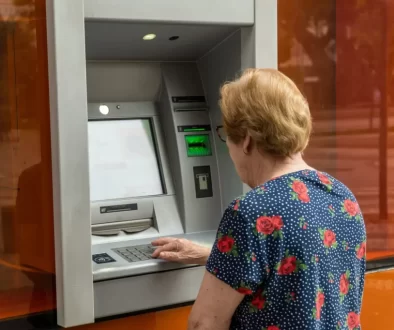 Seniorka vybírá z bankomatu