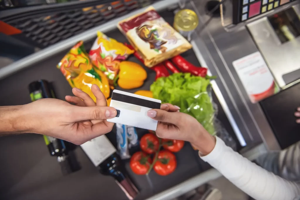 Shutterstock_Aca2 - Techsvět platba kartou v supermarketu