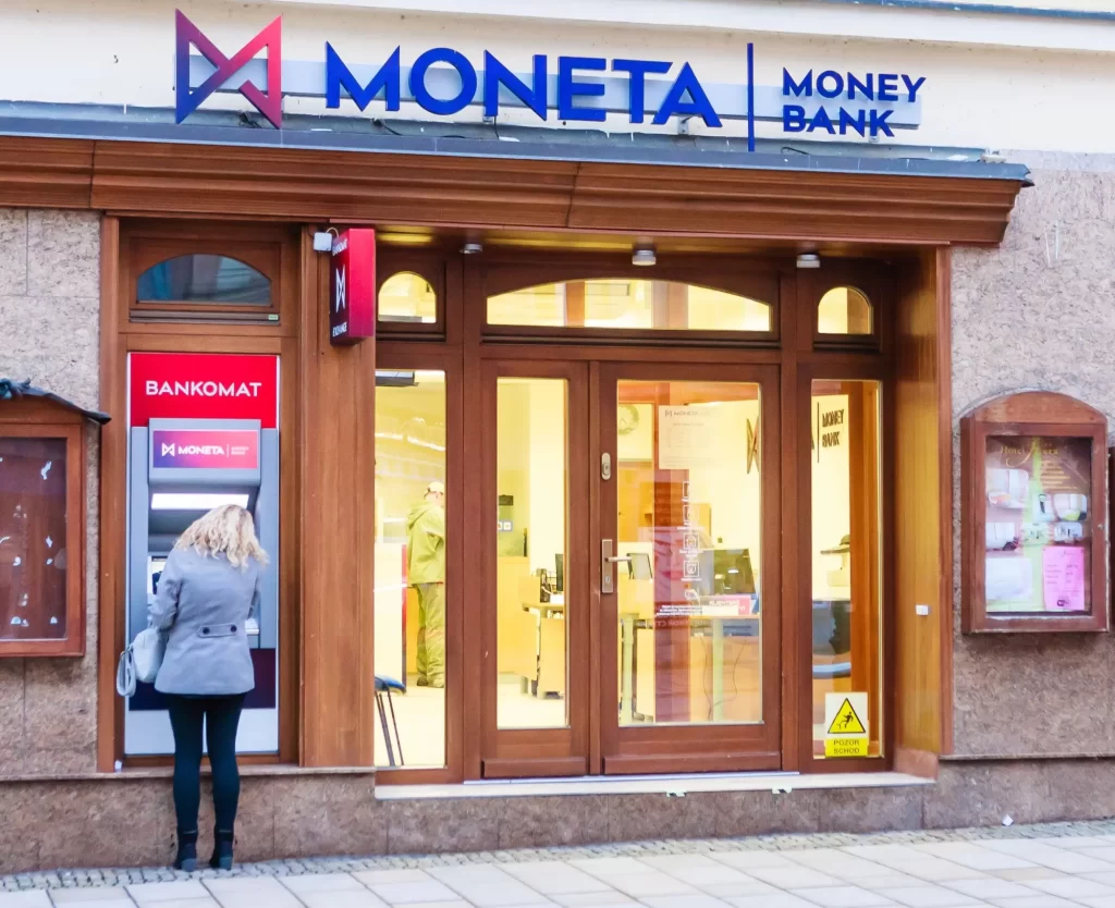 Shutterstock_Bank1 - Techsvět Moneta bank pobočka