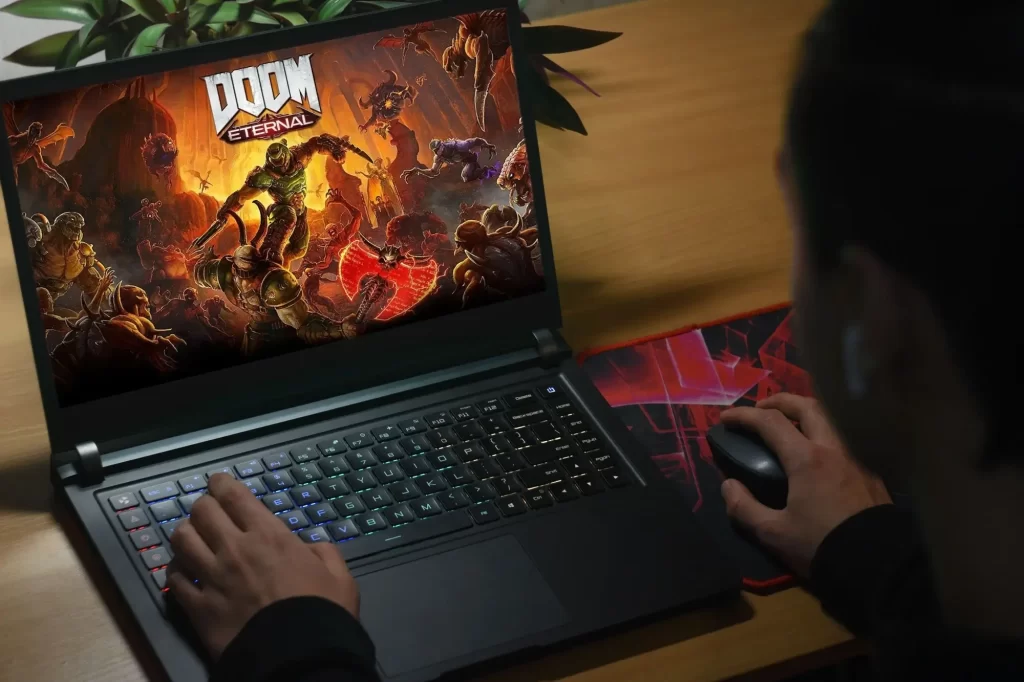 Shutterstock_DOOM - Techsvět Muž hraje na počítači hru DOOM