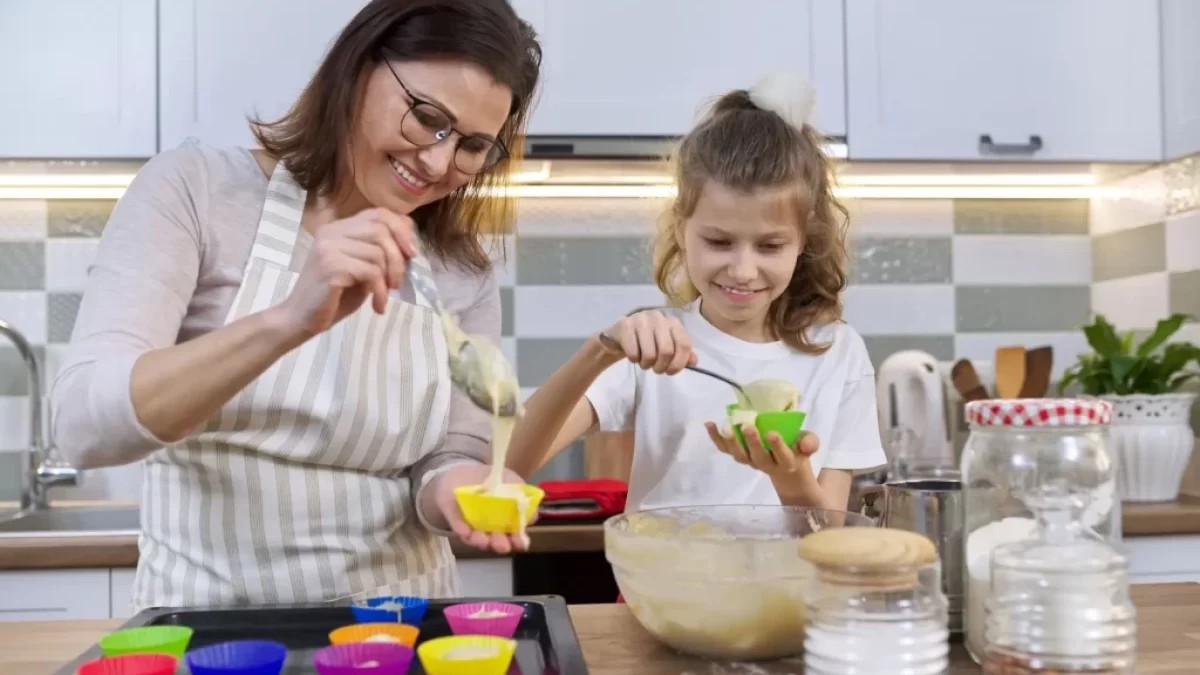 matka s dcerou pečou muffiny