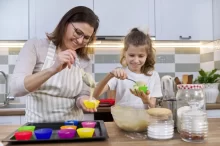 matka s dcerou pečou muffiny
