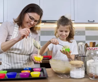 matka s dcerou pečou muffiny