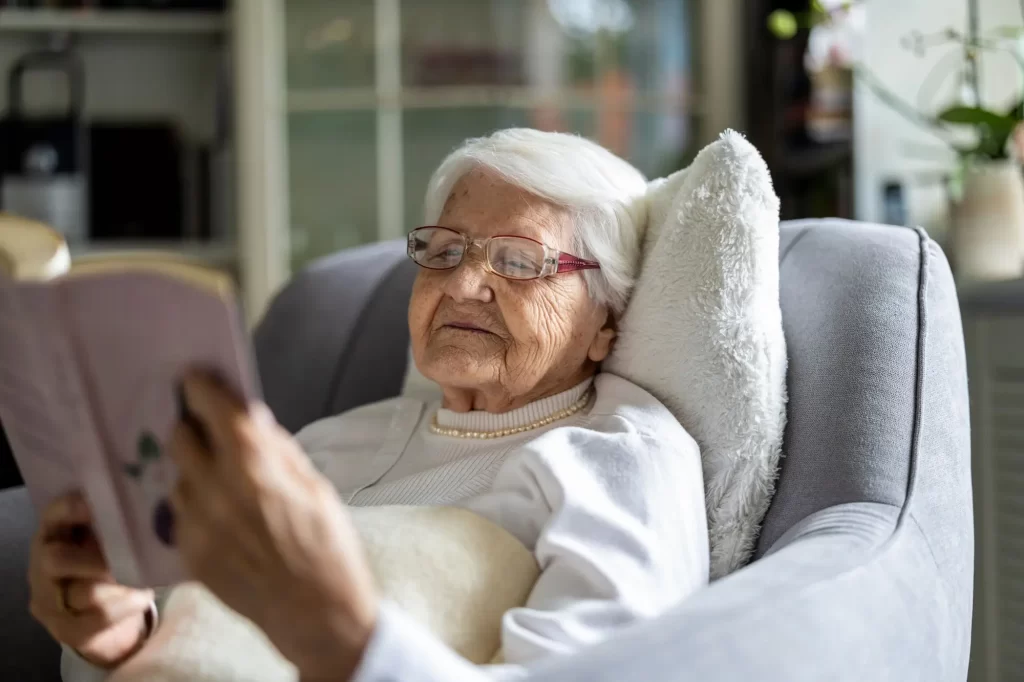 Shutterstock_Sto2 - Techsvět bába si čte
