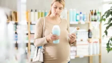 těhotná žena zkoumá etikety výrobků