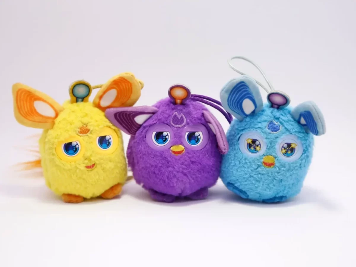 Tři hračky Furby