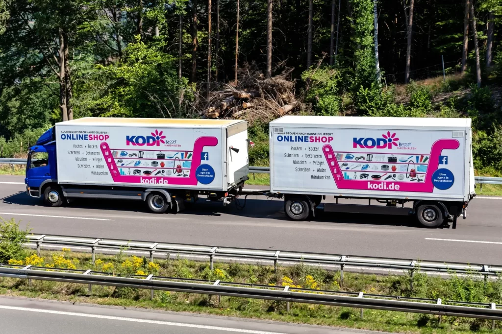 Shutterstock_aKoditruck - Techsvět Kamion na dálnici