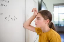 Dívka počítá u tabule