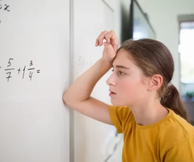 Dívka počítá u tabule