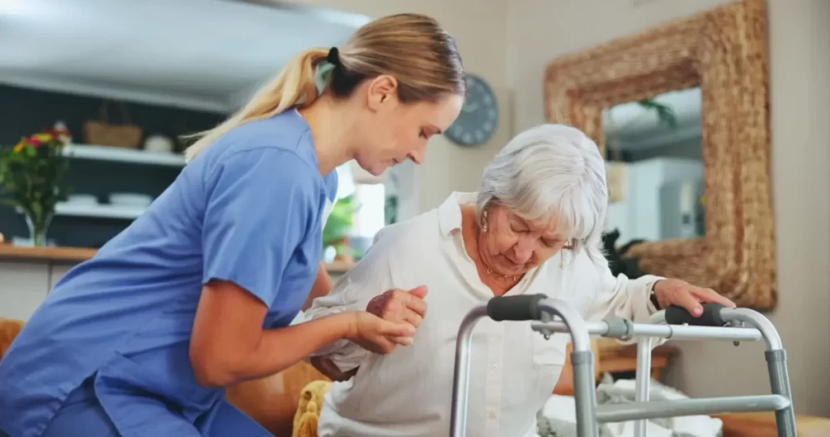 Zdravotní sestra pomáhá seniorce