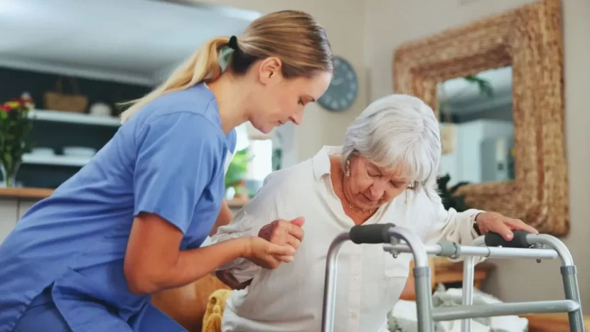 Zdravotní sestra pomáhá seniorce