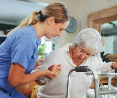 Zdravotní sestra pomáhá seniorce